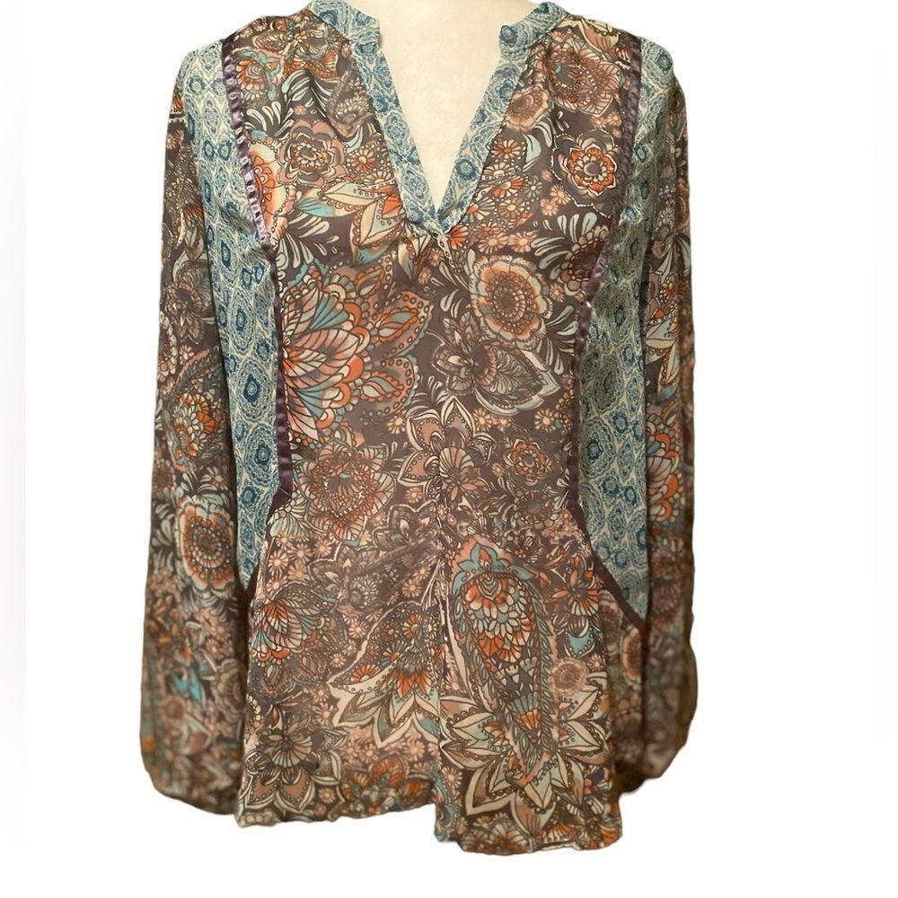 Lily White Top Size Large Multicolored